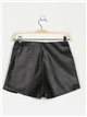 Faux leather shorts skirt with beads buttons negro